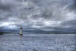 Der Mündungstrichter des Shannon bei Tarbert westlich von Limerick mit dem Tarbert Island Leuchtturm