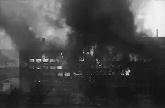 Brand des Shellhus kurz nach dem Angriff. Der größte Teil des Gebäudes wurde zerstört; das Gebäude war unbrauchbar, nachdem eine Gebäudeecke eingestürzt war.