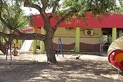 Der Schutz gegen den häufigen Raketenbeschuss aus dem Gazastreifen überbunkerte Kindergarten von Kfar ʿAza