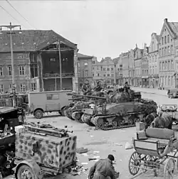 Britische Sherman-Panzer am 4. Mai 1945 auf dem Marktplatz. Im Hintergrund der durch Bomben schwer beschädigte Ostflügel des Rathauses