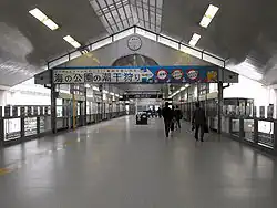 Bahnsteig der Kanazawa Seaside Line