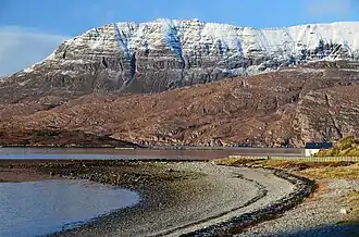 Blick aus Süden von Ardmair auf den angeschneiten, steilen Gipfelgrat des Ben More Coigachs