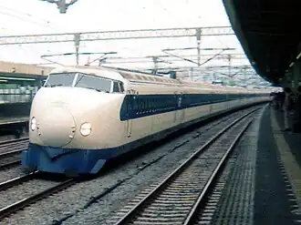 Baureihe 0 im Bahnhof Odawara, Mai 1989