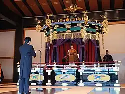 Premierminister Shinzō Abe (links) bei der Verlesung seiner Glückwünsche zu Naruhitos Inthronisierung am 22. Oktober 2019