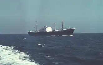 Zu erkennen: Die gedippte Handelsflagge unterhalb der Gaffel