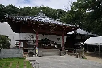 Jinne-Haupthalle (hinten) und die Daishidō des Kan'on-ji