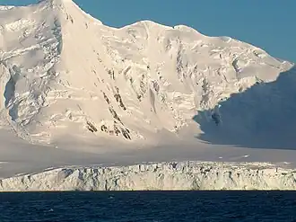 Blick von der Bransfieldstraße auf den Shishman Peak (Vordergrund: Magura-Gletscher)