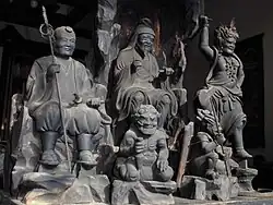Figurengruppe mit (von links) Shōbō, En no Gyōja, Zao Gongen; davor die beiden Dämonen Zenki und Goki, die En no Gyōja dienten.[5]