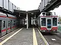 Zweigleisige Station Mejiro-Yamashita mit Mittelbahnsteig
