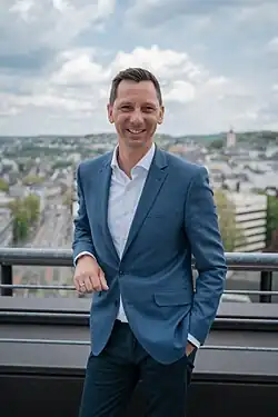 Landrat Andreas Müller auf der Dachterrasse des Siegener Kreishauses (2025). © Wladislaw Scheinmeier