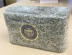 Geschredderte und brikettierte US-Dollar der Federal Reserve Bank of New York (ca.&nbsp;1000 Stück, 1&nbsp;kg)