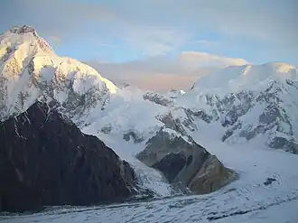 Sia Kangri (rechts) von Süden. Links der Baltoro Kangri&nbsp;V, dazwischen der Conway-Sattel