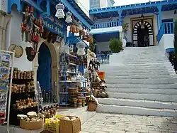Die Hauptstraße mit Souvenirladen und Café