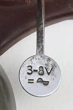 Türklingel „Läutewerk Treff“ von S. Siedle & Söhne, 1932; Detail: Hammer mit elektrischen Anschlusswerten