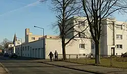 Die flachen Blocks, die die Siedlung zur Straße abschirmen