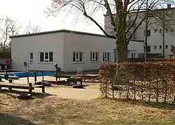 Der an einen Zeilenbau angesetzte Kindergarten