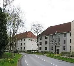 Die beiden Sechsfamilienhäuser mit Walmdach als Eingangssituation zur Straße Italienischer Garten