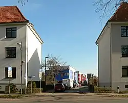 Blick zwischen den Sechsfamilienhäusern hindurch in die Siedlung
