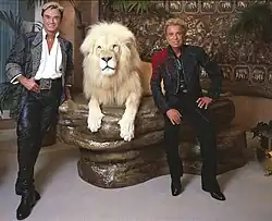 Siegfried und Roy mit einem weißen Löwen