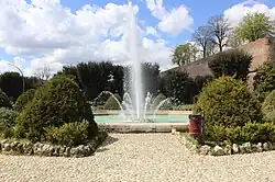 Der Brunnen Fontana di San Prospero im Park Parco della Rimembranza unterhalb der Festung