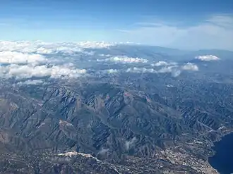 Sierra de Almijara mit der Sierra Nevada (Spanien) im Hintergrund