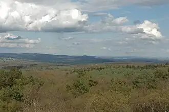 Das Signal d’Écouves, mittig im Hintergrund, aus der Sicht vom Mont des Avaloirs