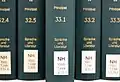 An die Bandzählung können noch bis zu zwei untergeordnete Zählungen mit Kom­ma angehängt sein. Hier also: 1.&nbsp;Teil des 33.&nbsp;Teilbandes des 2.&nbsp;Bandes.