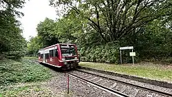 HANS-Triebwagen an RIN-Haltepunkt