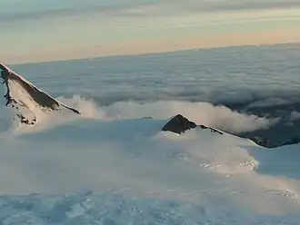 Silistra Knoll (Vordergrund:&nbsp;Macy-Gletscher; Hintergrund:&nbsp;Bransfieldstraße)