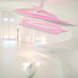 Hotel Puerta America, Madrid, Sitzbank mit Lampenanlage