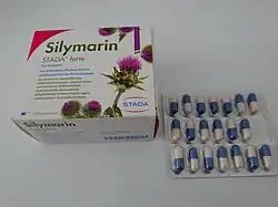 Foto von blau-weißen Kapseln und einer Verpackung