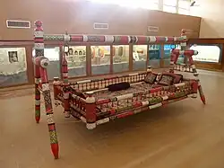 Traditionelle Bett-Schauckel mit bunt bemalten Pfosten.