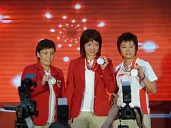 Das Tischtennis-Damenteam mit Silber 2008 (v.&nbsp;l.&nbsp;n.&nbsp;r.): Wang Yuegu, Li Jia Wei, Feng Tianwei