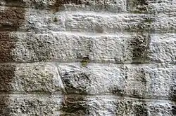 Weißer Sinterbelag (Inkrustation) auf dem Natursteinmauerwerk einer Eisenbahnbrücke (Sachsen)