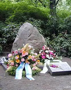 Gedenkstein für die Sinti und Roma (1986, 2006 erweitert) auf dem Parkfriedhof Marzahn