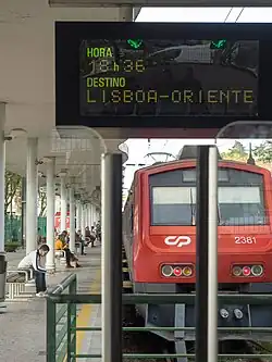 Zug am Bahnhof Sintra