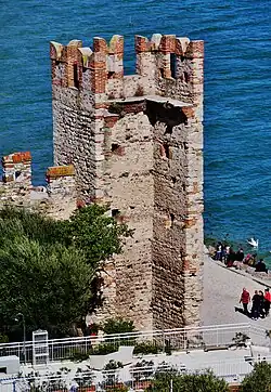 Der als Schalenturm errichtete Wehrturm am Ostufer