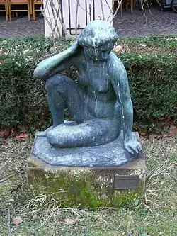 Kauerndes Mädchen im Innenhof der Alten Universität in Freiburg (1913/1914)