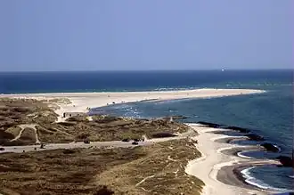 Blick vom Leuchtturm Skagens nach Nordosten: im Mittelgrund die Landzunge Grenen, dahinter das Skagerrak, rechts das Kattegat