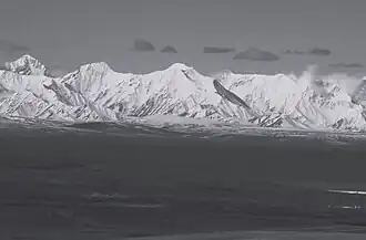 Mount Skarland (mittig), Mount Geist (links), Mount Balchen (am linken Bildrand)