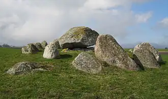 Dolmen von Skegrie mit Randsteinen des Hünenbettes