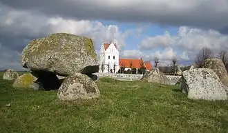 Dolmen von Skegrie mit Kirche