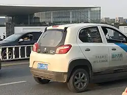 Dongfeng Jun Feng ER30 Skio BEV, Seiten-Hinteransicht. An der Heckklappe lässt sich die Modellbezeichnung ersehen.