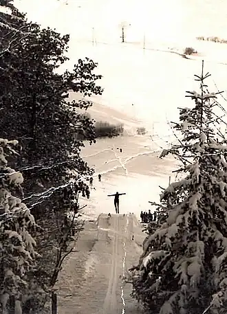 Skispringer auf der Schanze bei Osterzell in den 1950er Jahren