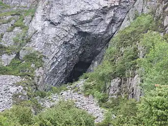 Foto eines Felsen, mit einem Höhleneingang