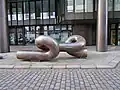 Kleiner Knoten (1981), Bronze, 400 cm lang. Kunst am Bau, Deutsche Bundesbank Hamburg, Deichstraße, Hamburg[20]
