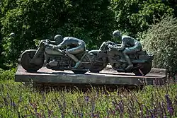 Seitliche Ansicht mit Sockel