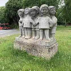Skulptur Neunlinge bzw. UNICEF in Kiel-Suchsdorf (Ursula Hensel-Krüger, 1967)