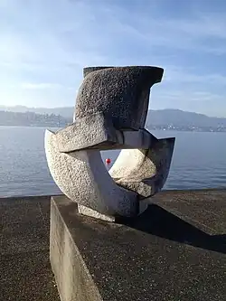 Barke, 1972. Seepromenade bei Altersheim Seestrasse in Zollikon. Gestiftet von Walter Diethelm (1913¬–1986), Grafiker und Schriftgestalter