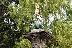 Frühlingssäule mit Allegorie des Frühlings.